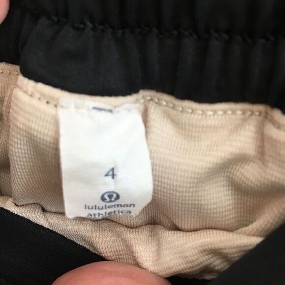 ‎LULULEMON SHORTS IN BLACK FLORAL PRINT - Picture 3 of 5